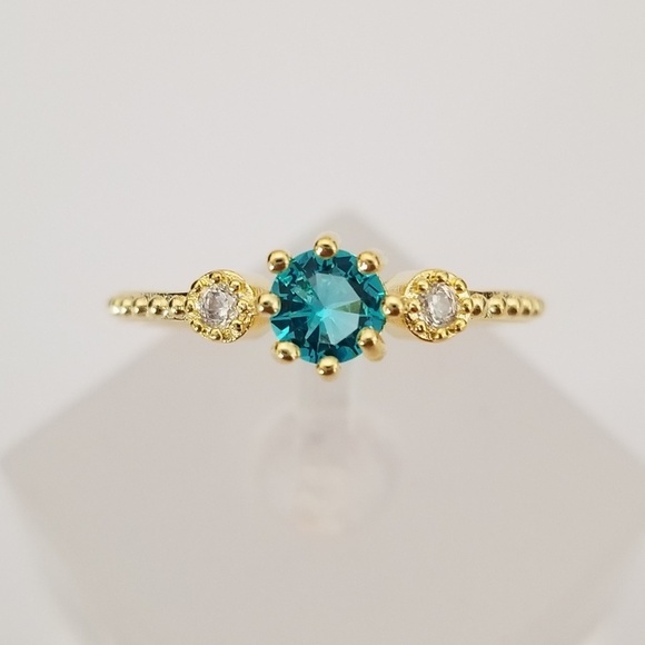 Beautiful Topaz Blue Gold Ring - Picture 2 of 8